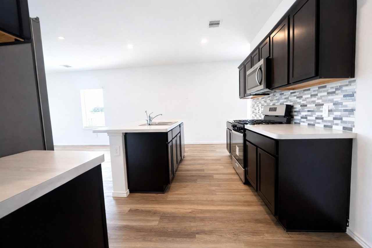 1739 Royal Rim Dr - Photo 6 of 20