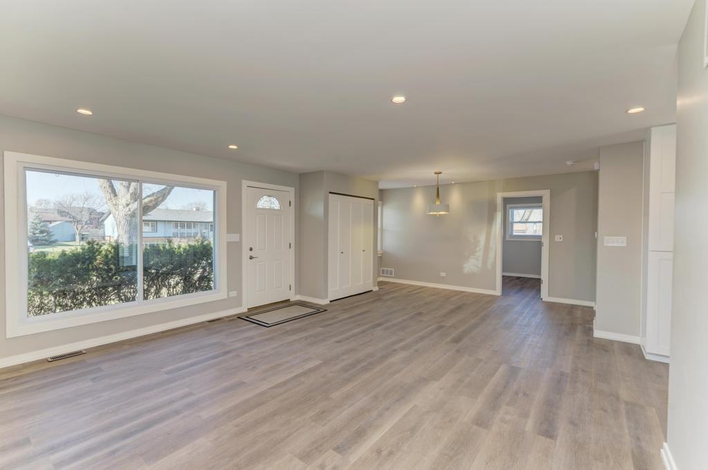 935 Elmwood Ln - Photo 3 of 42