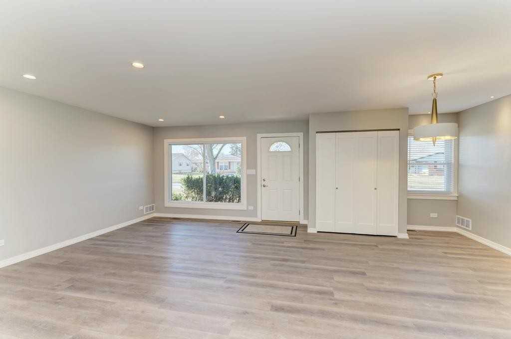 935 Elmwood Ln - Photo 4 of 42