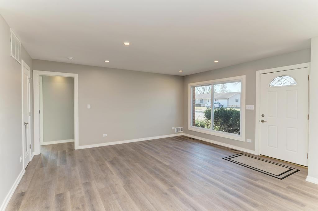 935 Elmwood Ln - Photo 5 of 42