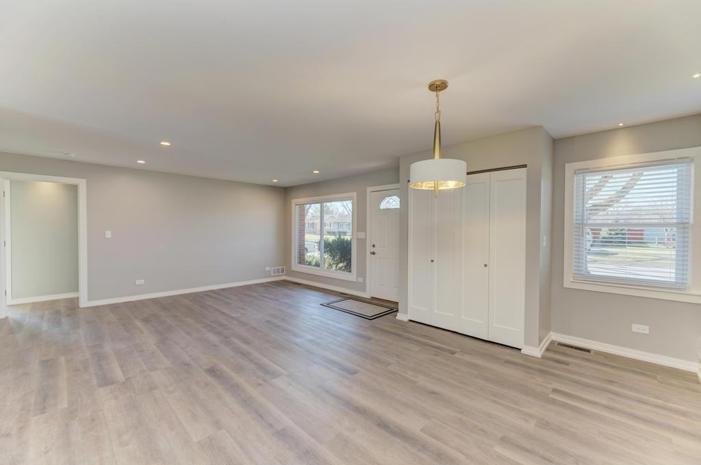 935 Elmwood Ln - Photo 7 of 42