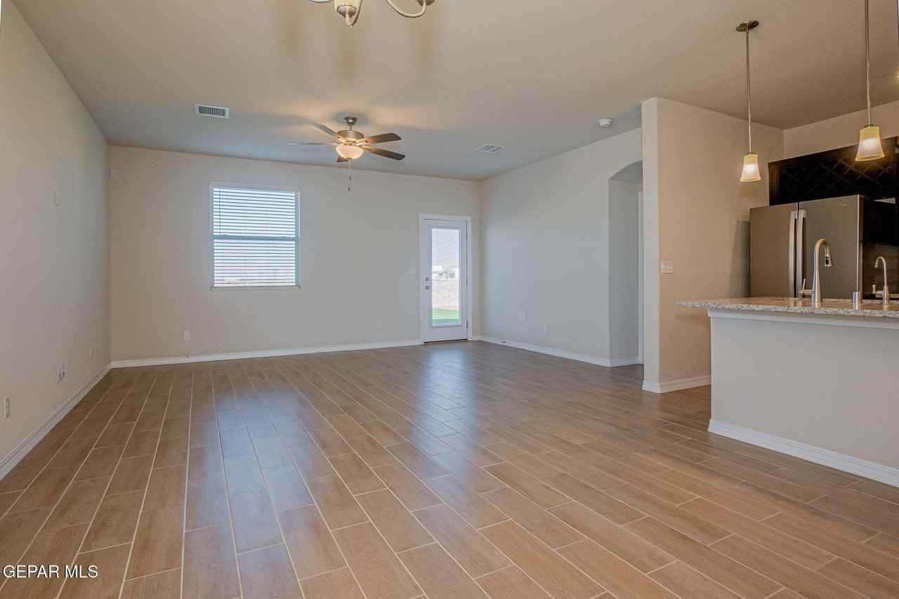 12249 Desert Sea Ct - Photo 3 of 20