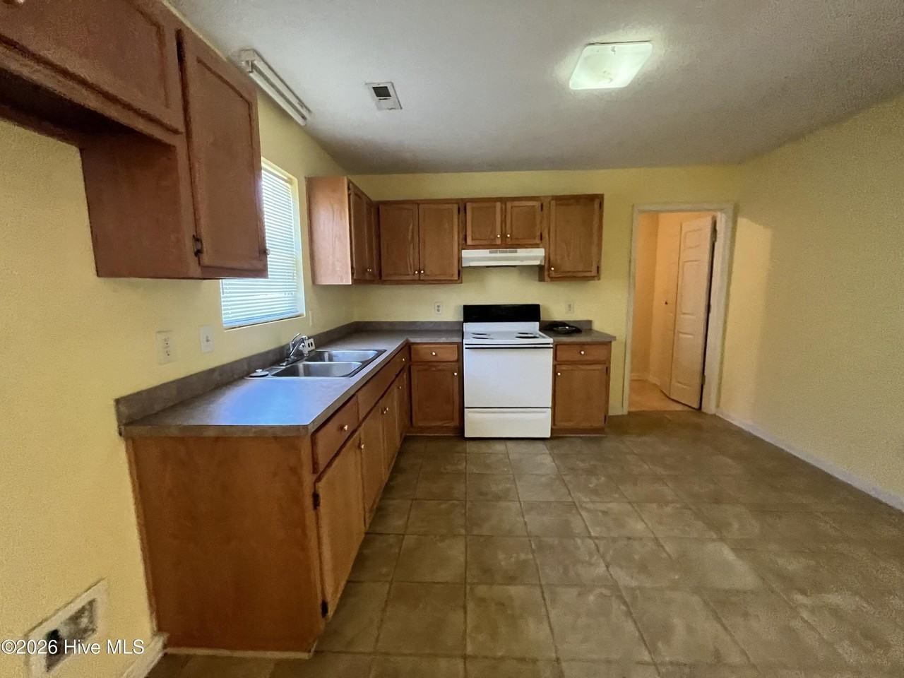 212 Oak Grove Ave - Photo 3 of 7