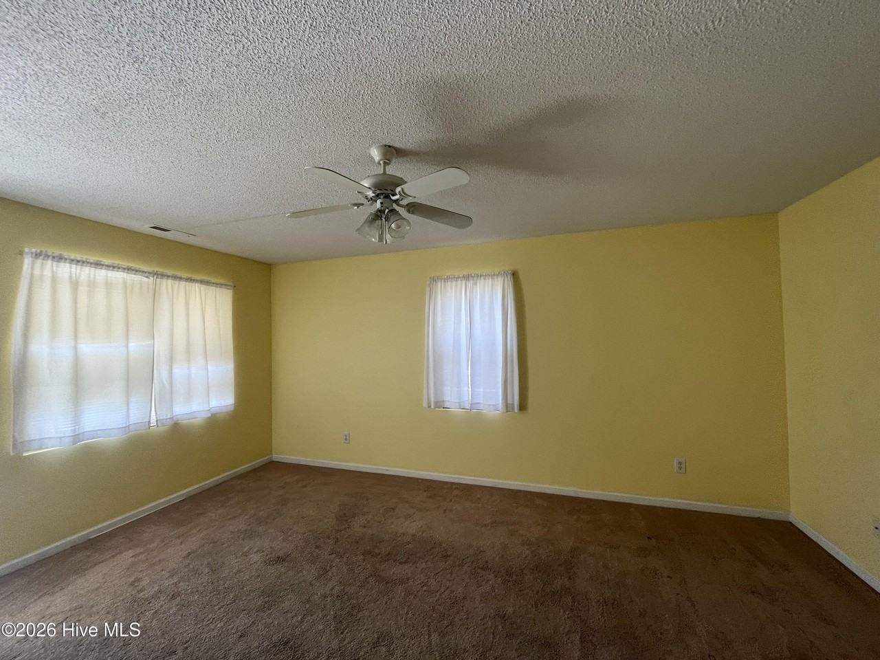 212 Oak Grove Ave - Photo 4 of 7