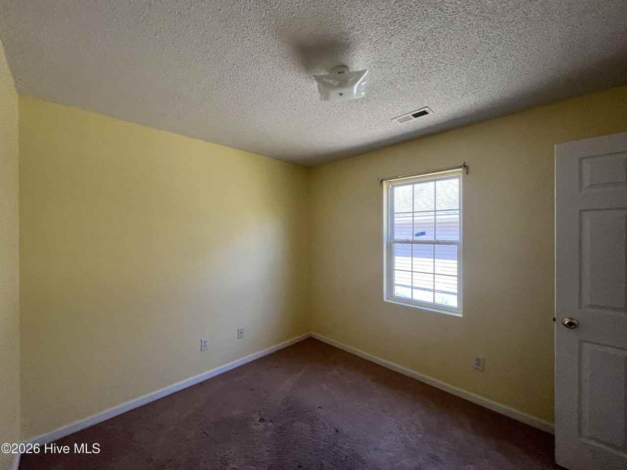 212 Oak Grove Ave - Photo 5 of 7