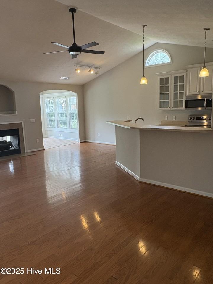 121 Mulberry Cir - Photo 7 of 26