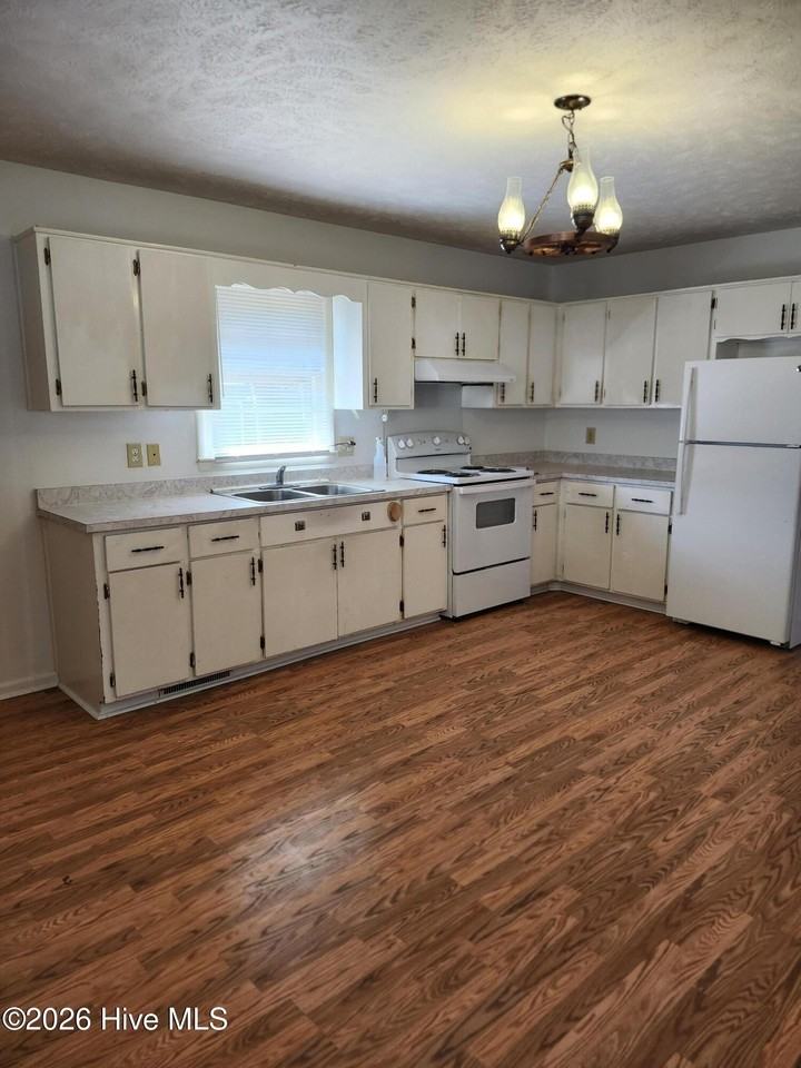 203 6th St - Photo 4 of 15