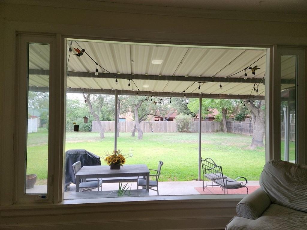 705 Lee St - Photo 5 of 21