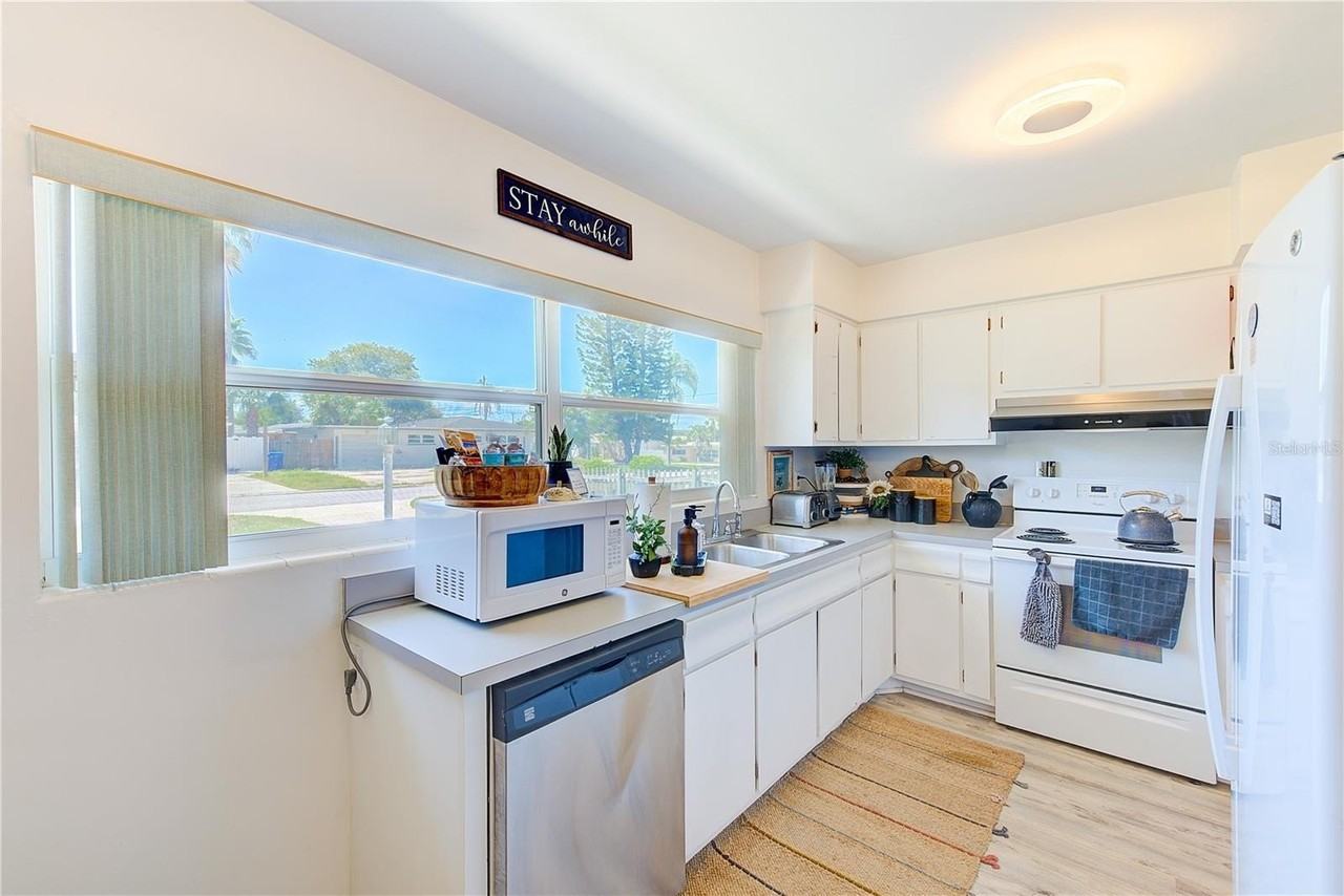 14283 Sharon Dr - Photo 7 of 13