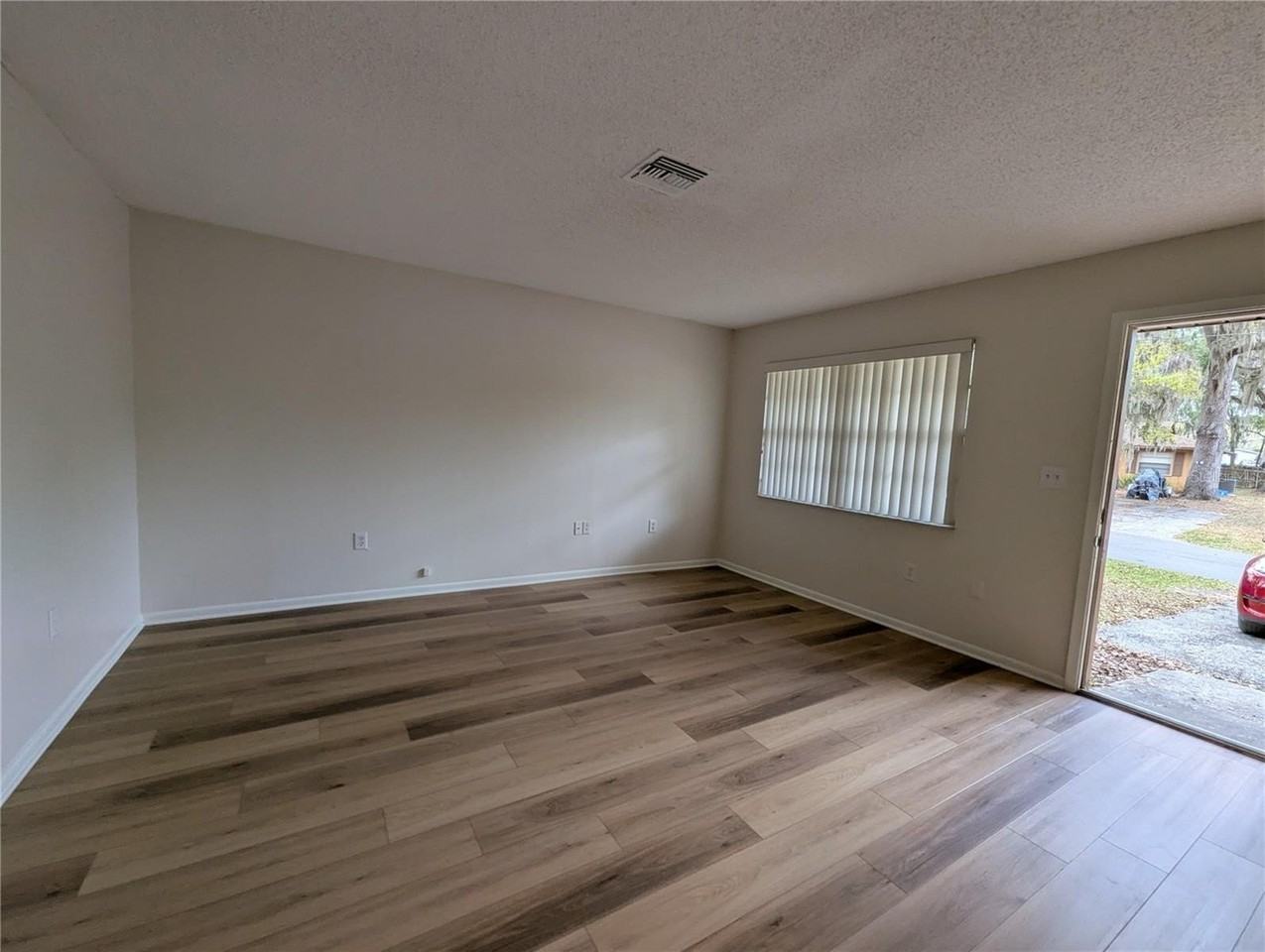 20032 Suncrest Dr - Photo 2 of 10