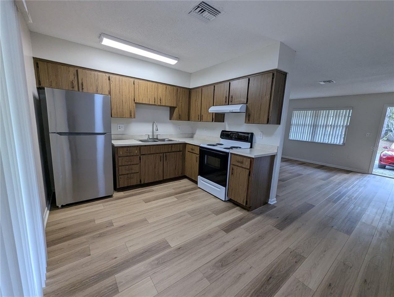 20032 Suncrest Dr - Photo 3 of 10