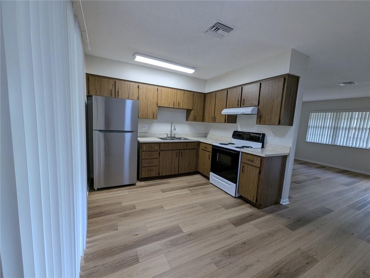 20032 Suncrest Dr - Photo 5 of 10