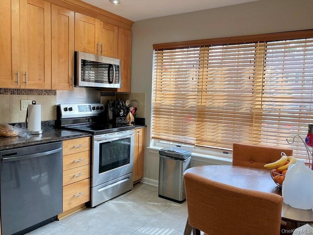 1404 Pondcrest Ln - Photo 2 of 31