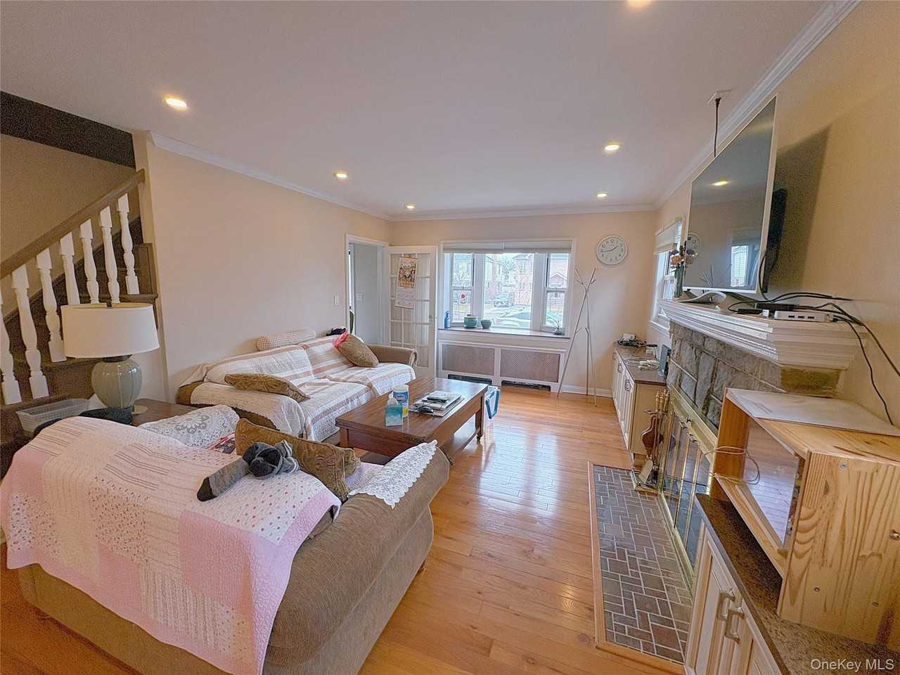 5836 Bell Blvd - Photo 3 of 36