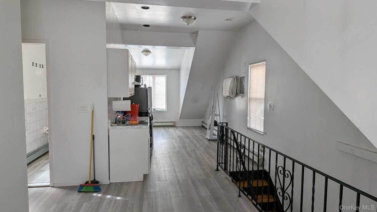 2146 73rd St 2nd Fl - Photo 3 of 7