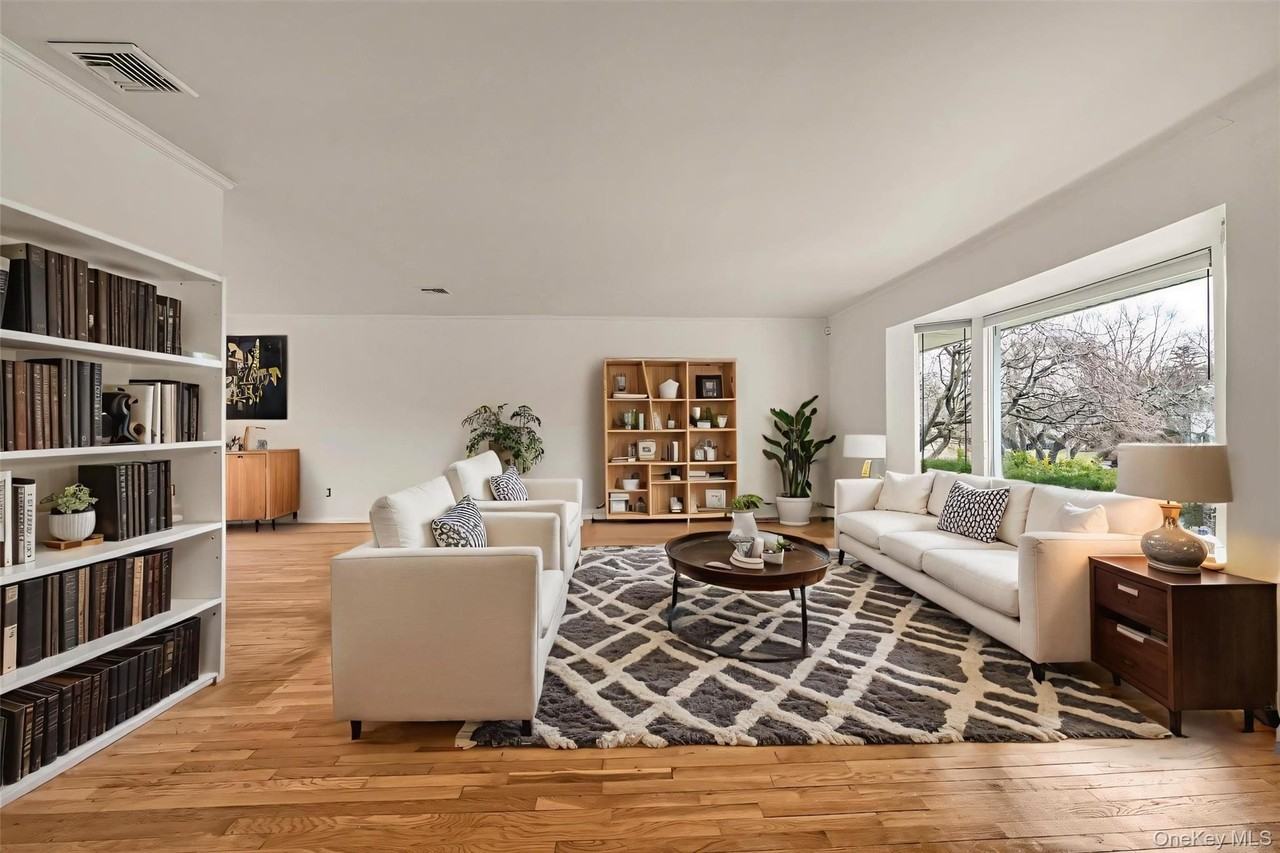 16 Middle Ln - Photo 3 of 21