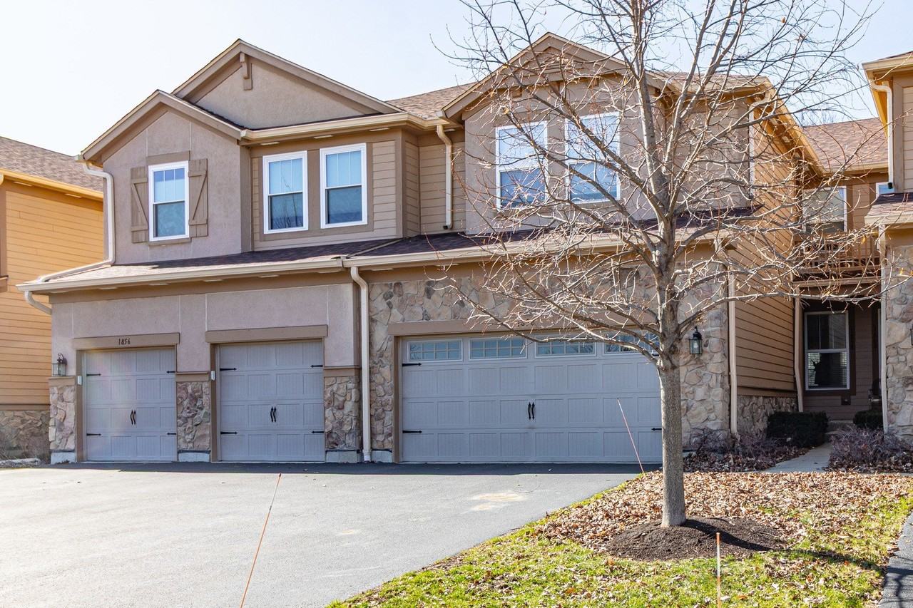 1858 Crenshaw Cir - Photo 2 of 35