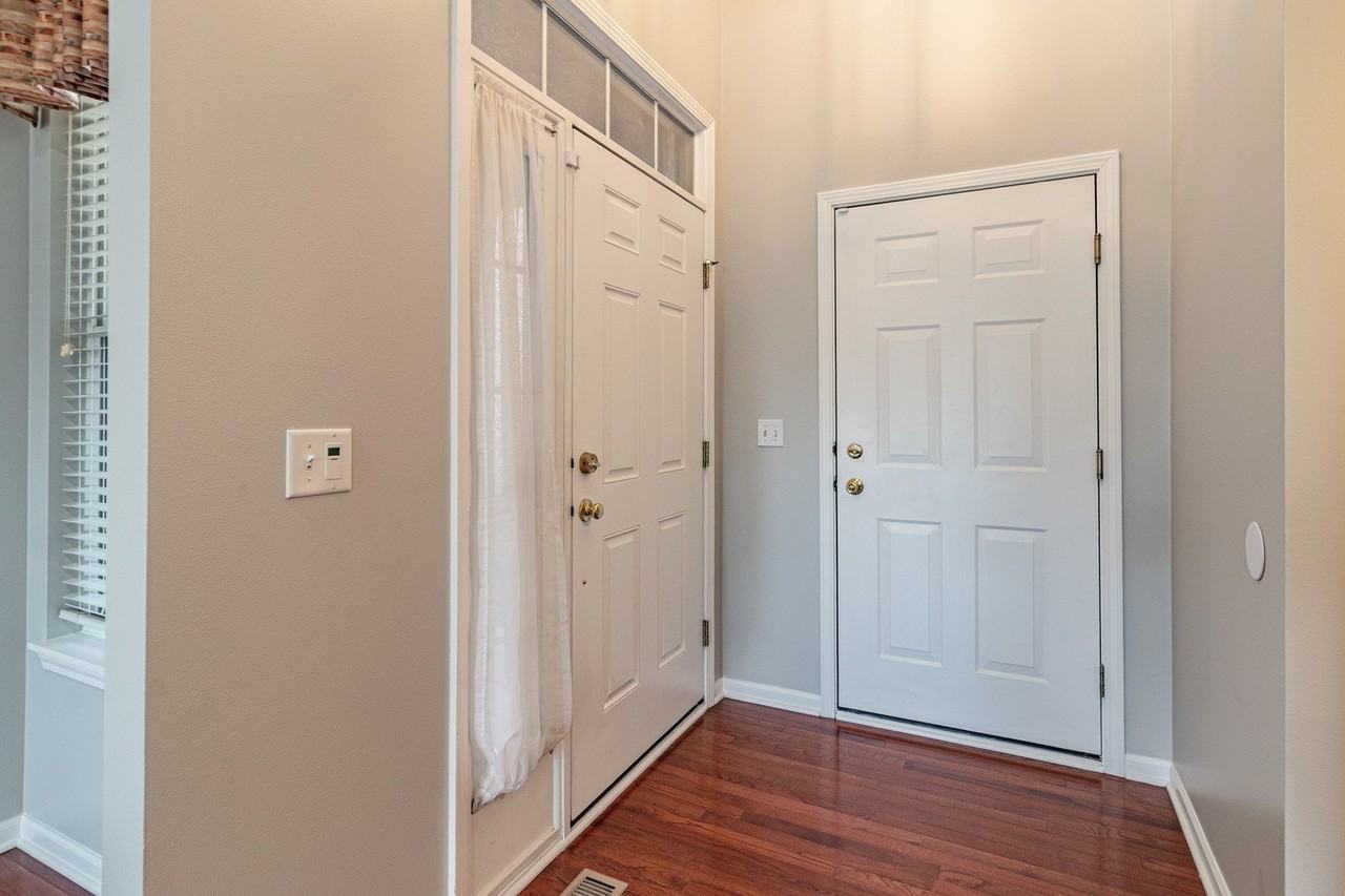 1858 Crenshaw Cir - Photo 4 of 35