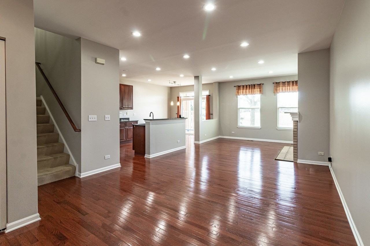 1858 Crenshaw Cir - Photo 5 of 35