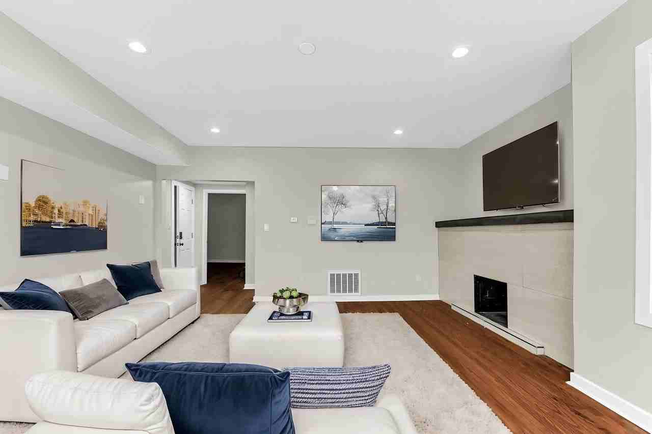 8042 S Champlain Ave Apt 2 - Photo 3 of 17