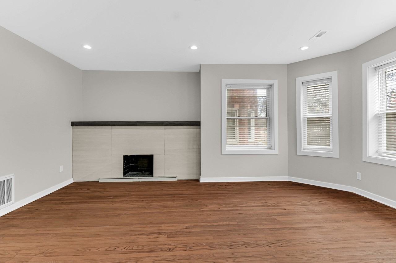 8042 S Champlain Ave Apt 2 - Photo 5 of 17