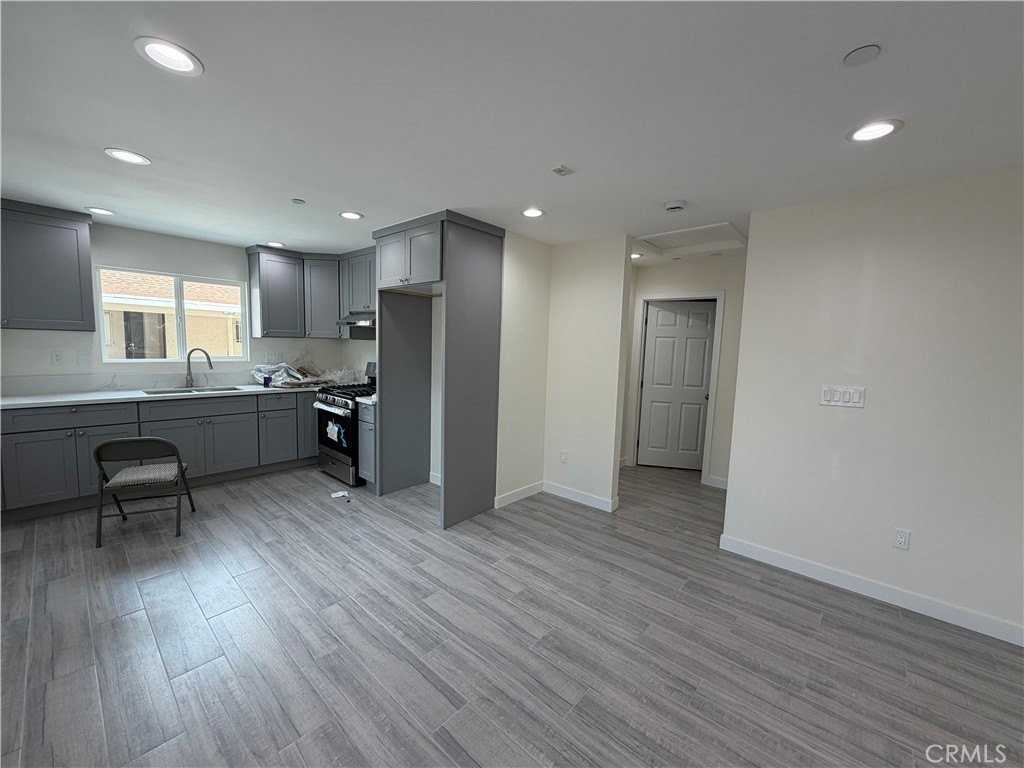 321 Elm St - Photo 4 of 11