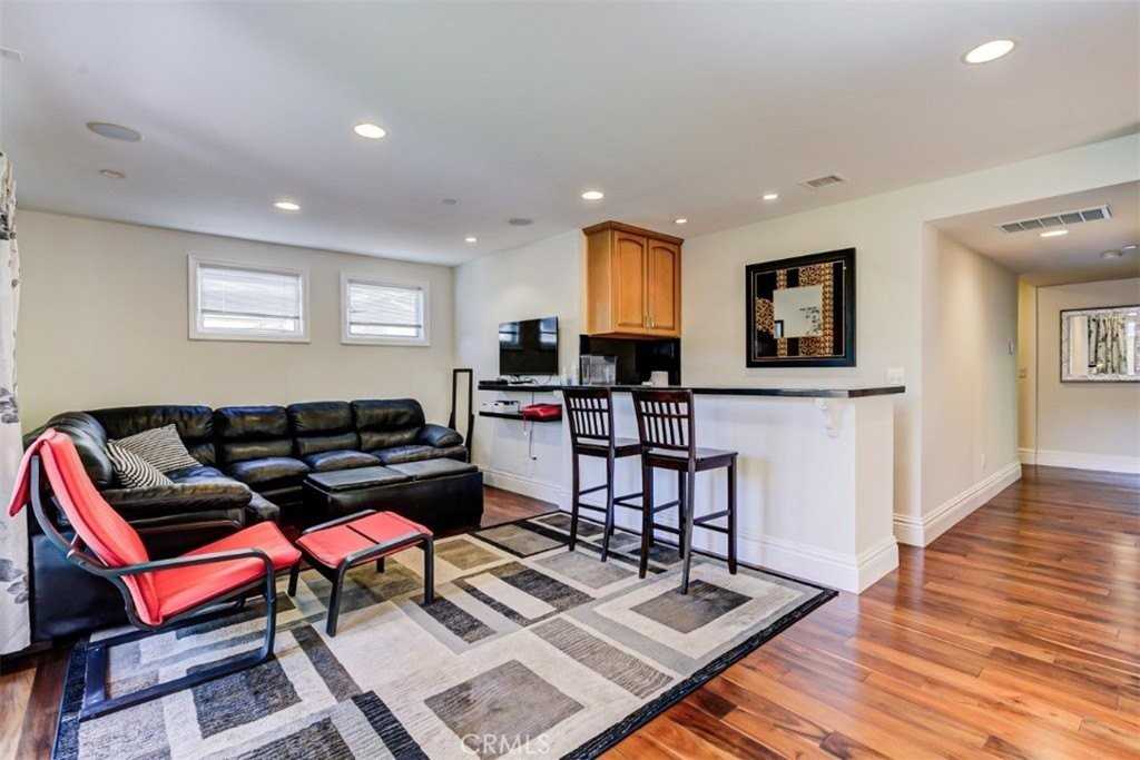 2504 23rd St #B - Photo 5 of 11