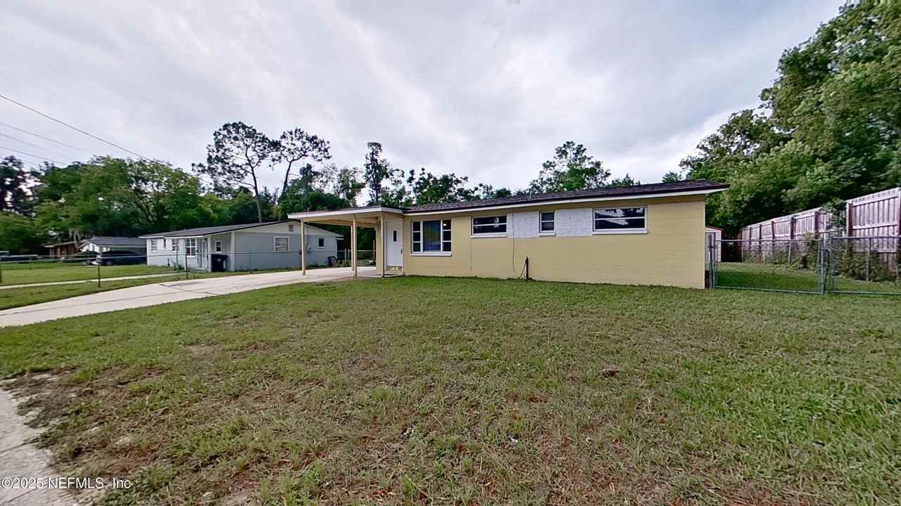 165 Parkwood Dr W - Photo 4 of 27