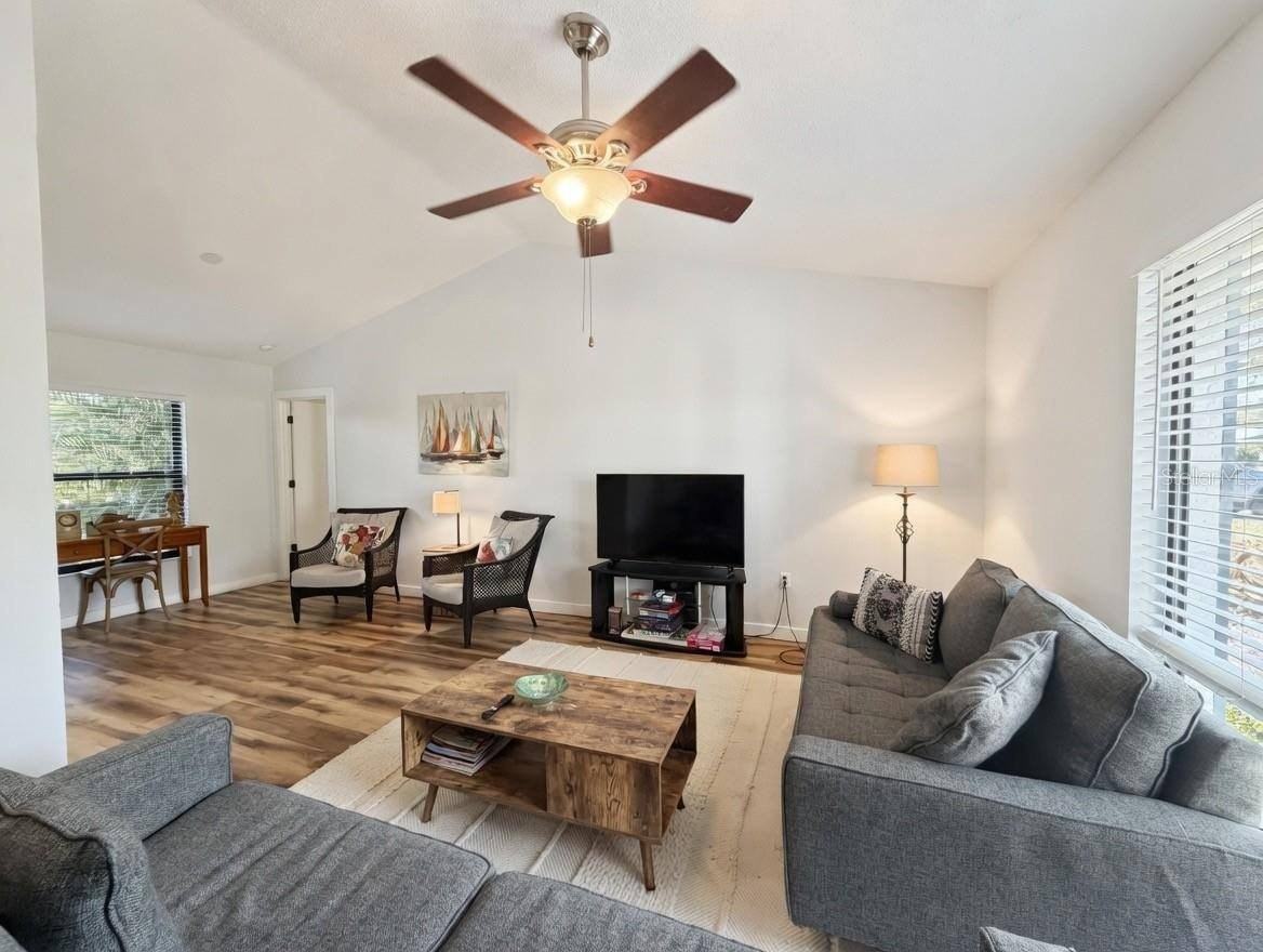 8425 Cypress Lake Cir - Photo 4 of 32