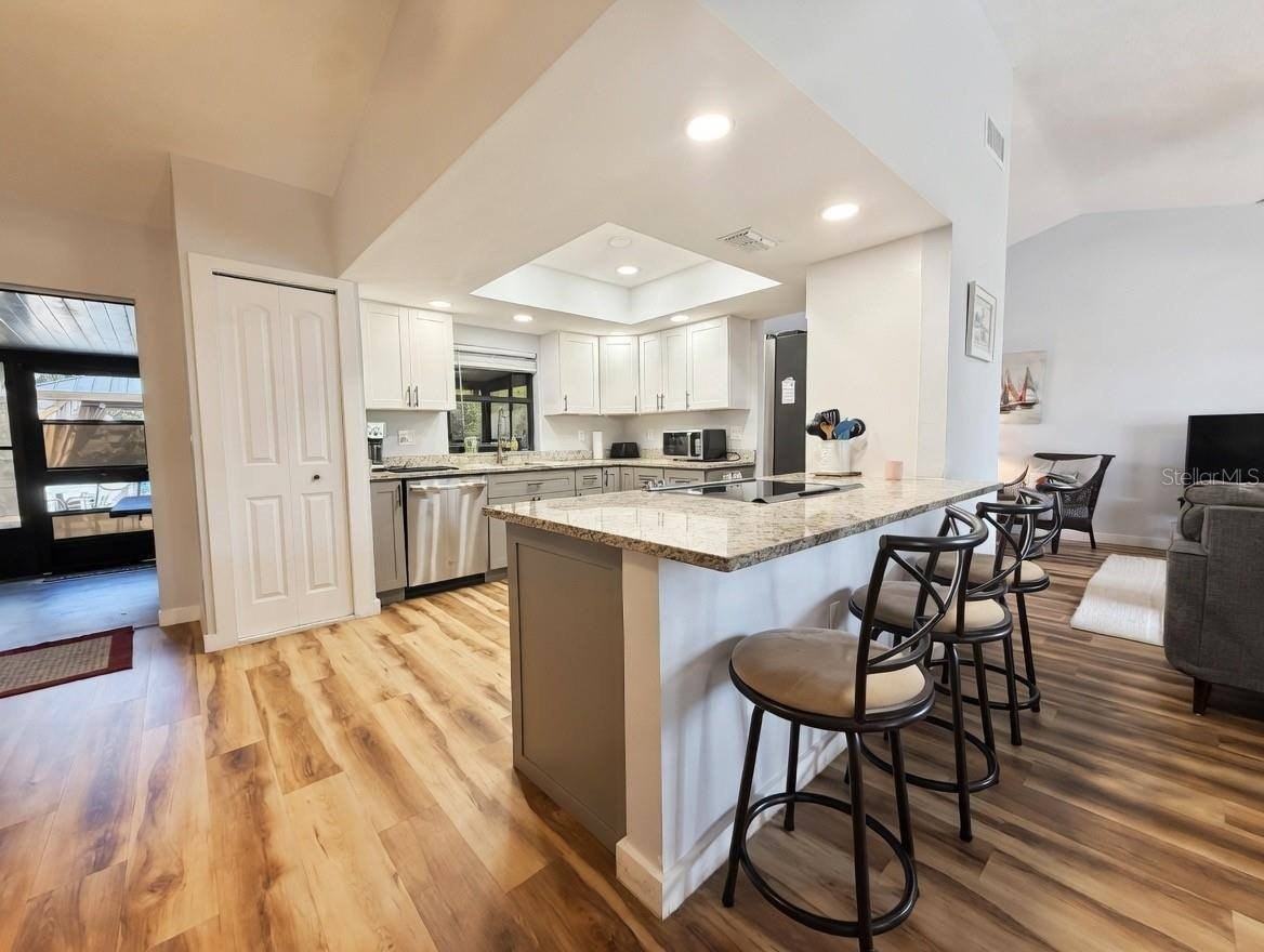 8425 Cypress Lake Cir - Photo 6 of 32