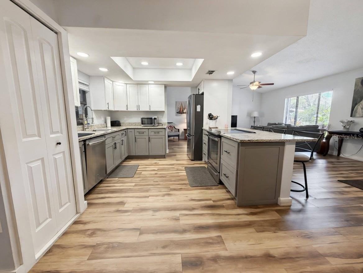 8425 Cypress Lake Cir - Photo 7 of 32