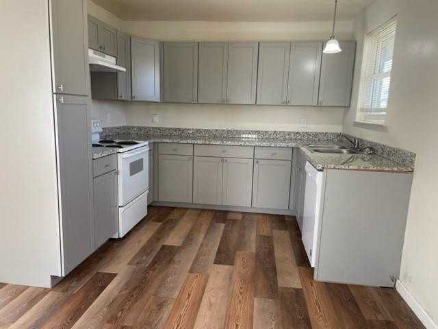 6217 Leslie St - Photo 4 of 13