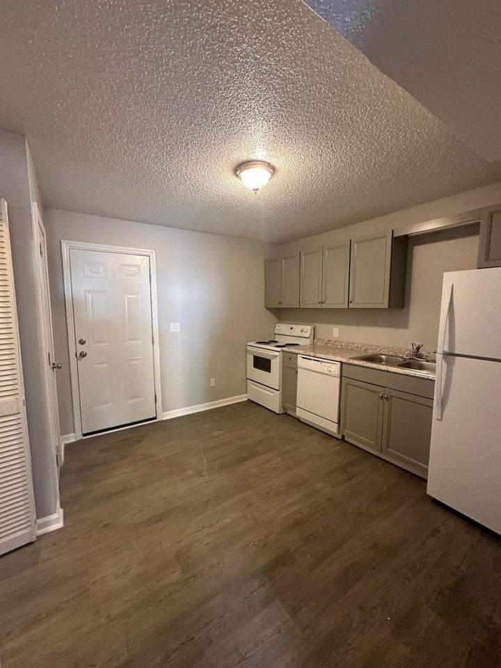 1720 37th St Ne - Photo 3 of 11