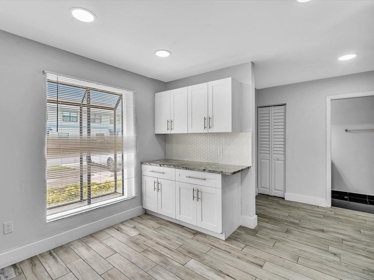 9095 Sw 21st Ct Apt D - Photo 4 of 36