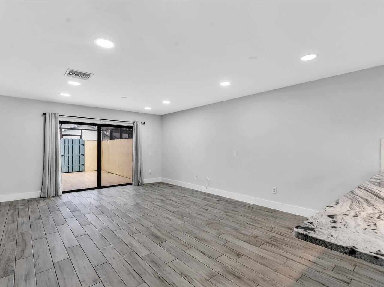 9095 Sw 21st Ct Apt D - Photo 5 of 36