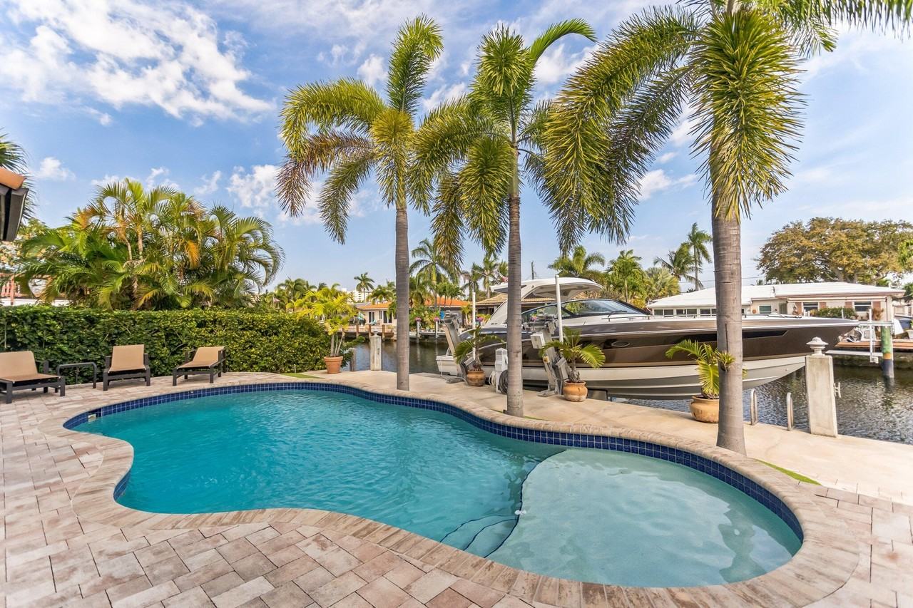 2461 Se 10th St - Photo 2 of 34