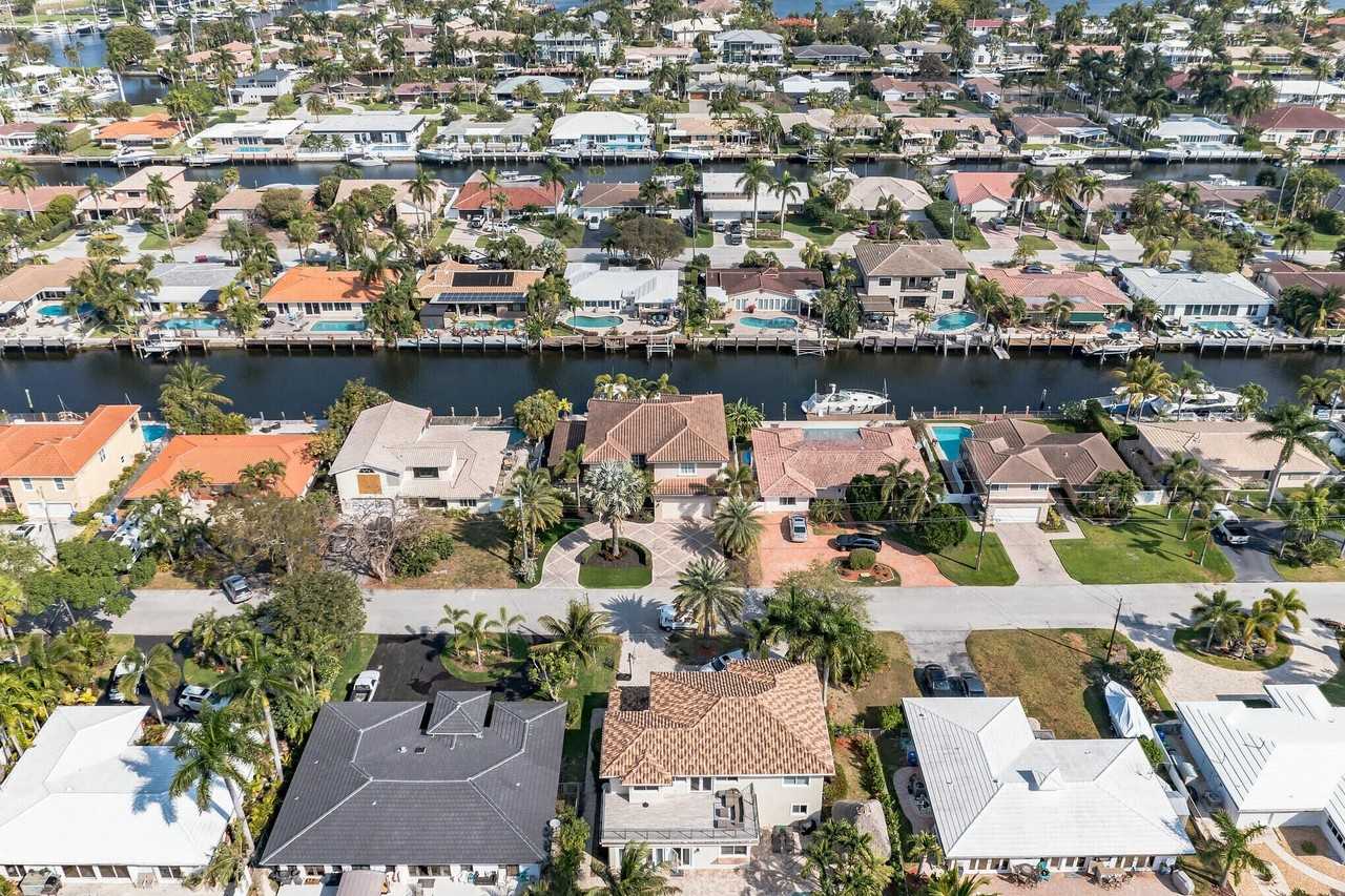 2461 Se 10th St - Photo 3 of 34