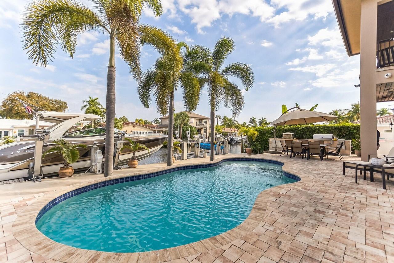 2461 Se 10th St - Photo 4 of 34