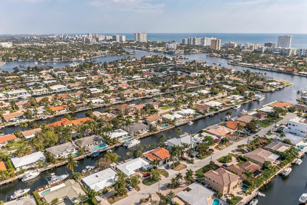 2461 Se 10th St - Photo 6 of 34