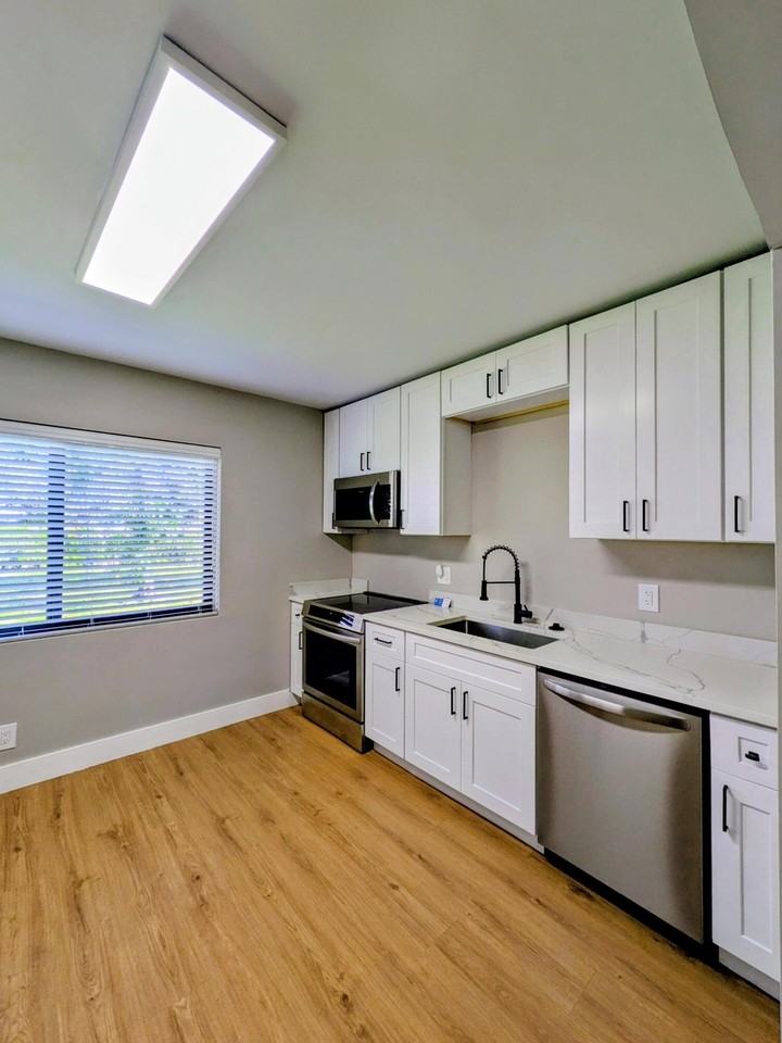 133 Se 13th Ave - Photo 2 of 18