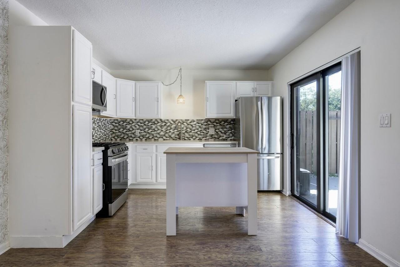 319 3rd Ct - Photo 6 of 20