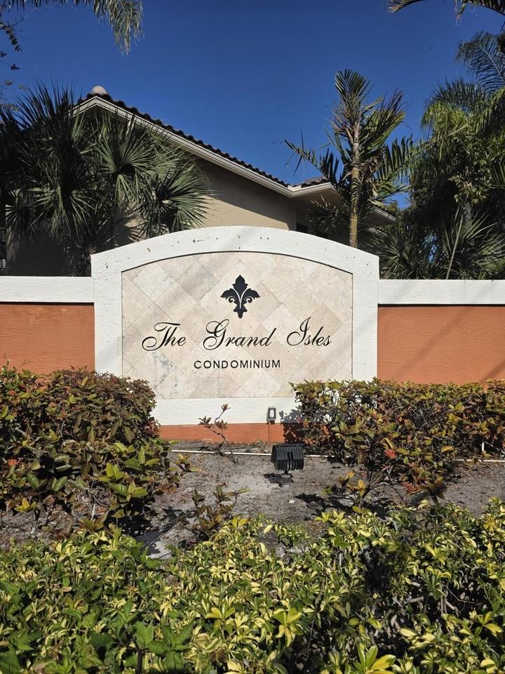 4175 N Haverhill Rd Apt 907 - Photo 2 of 38