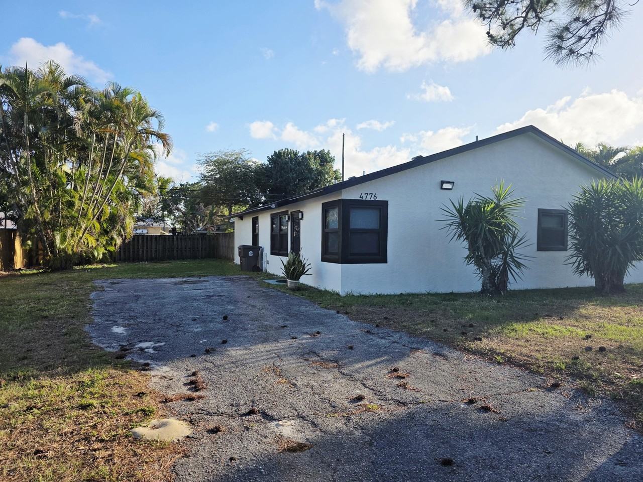 4776 Carver St - Photo 2 of 11