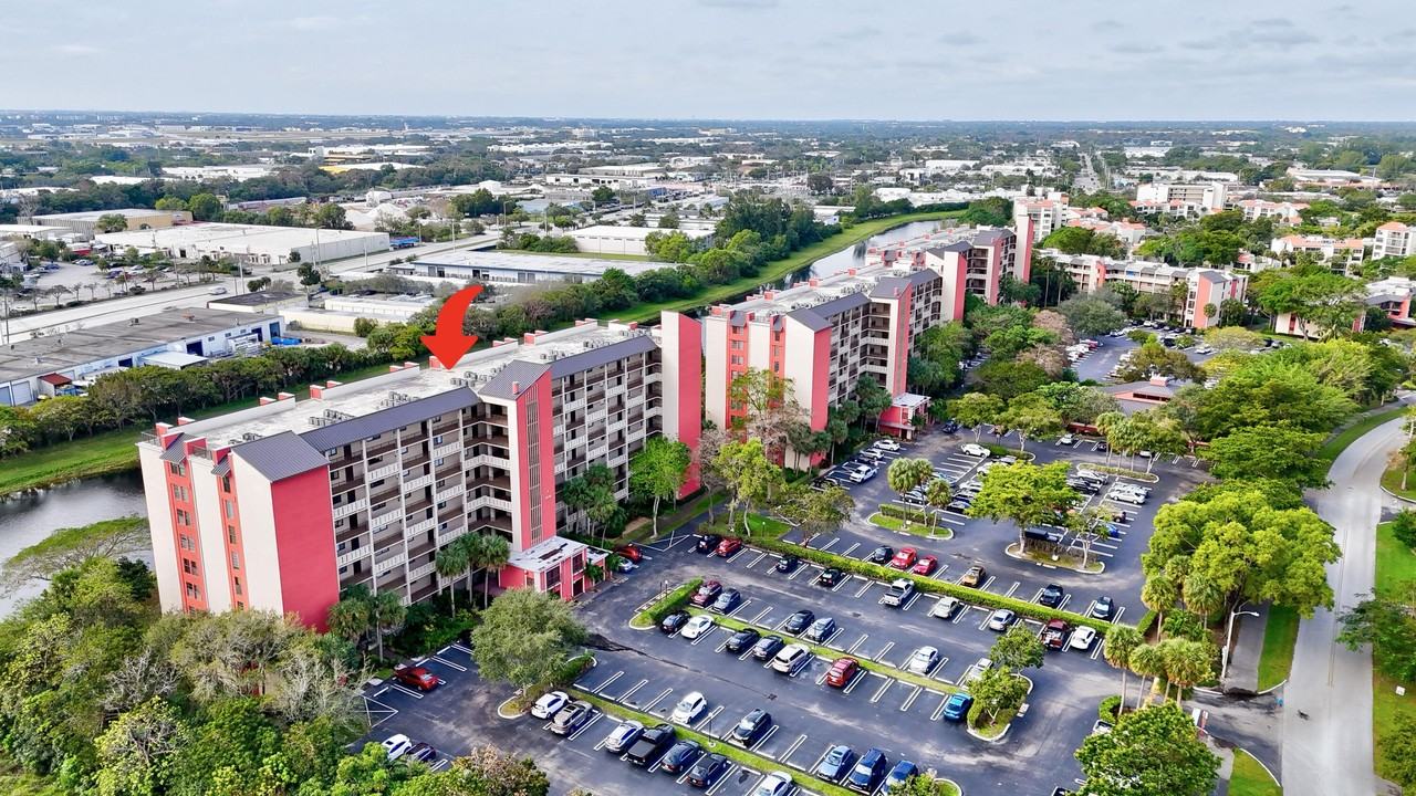 2200 S Cypress Bend Dr Apt 702 - Photo 3 of 33