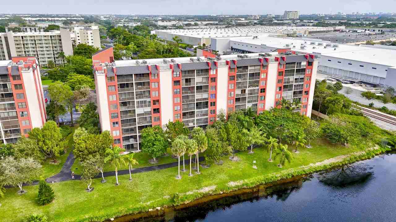 2200 S Cypress Bend Dr Apt 702 - Photo 6 of 33