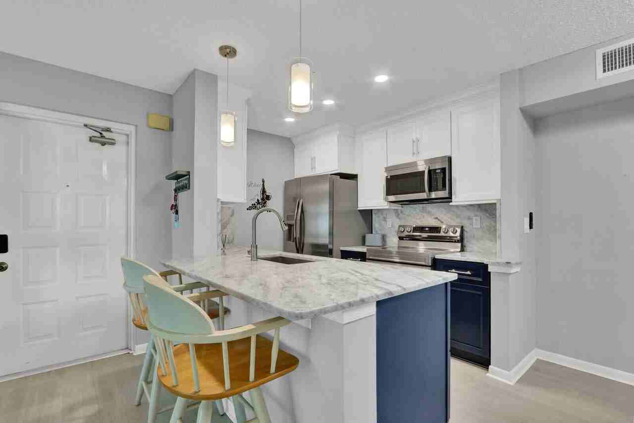 2516 Se Anchorage Cv Unit 108 - Photo 2 of 33