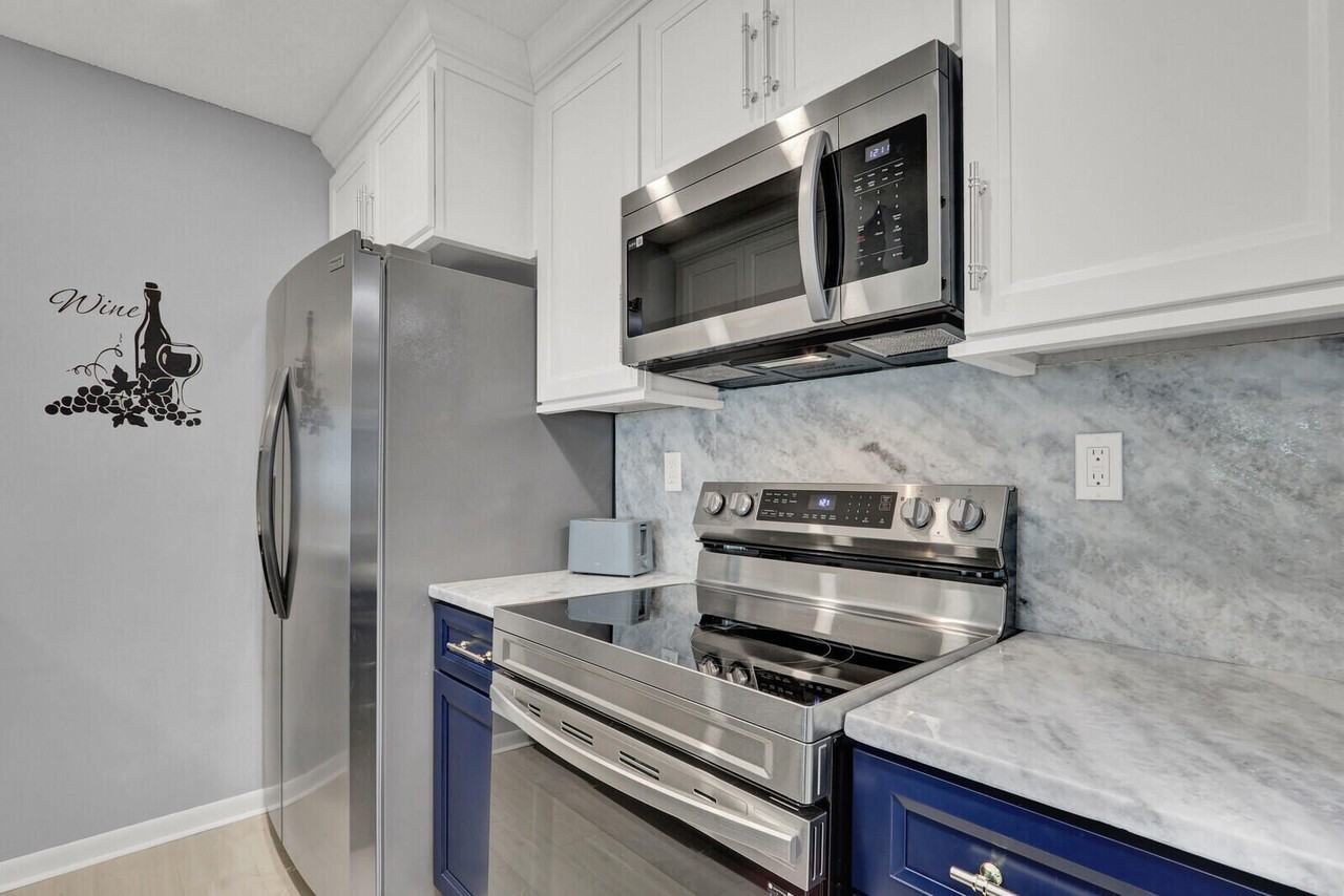 2516 Se Anchorage Cv Unit 108 - Photo 3 of 33