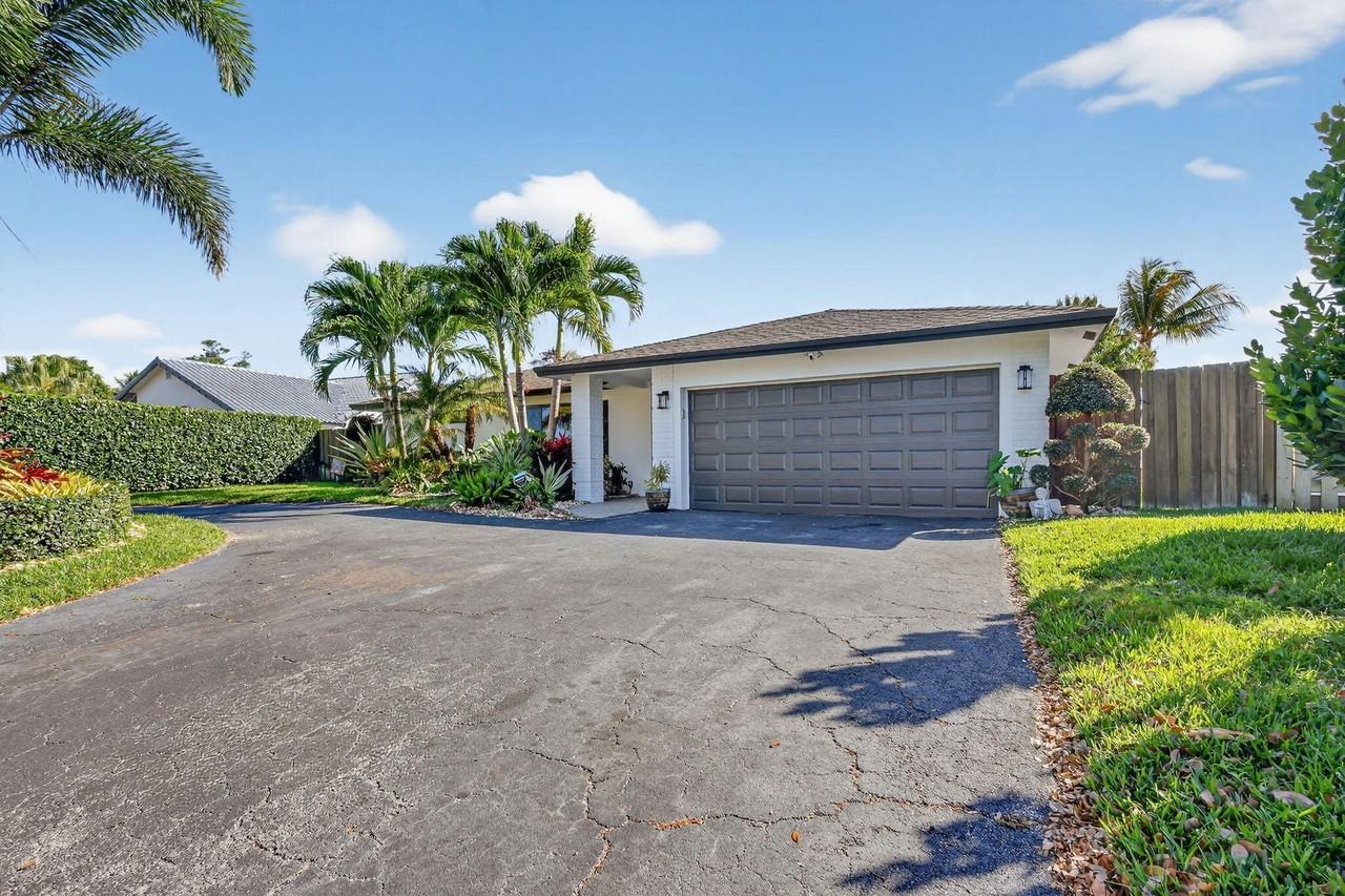 3876 Nw 8th St - Photo 2 of 50