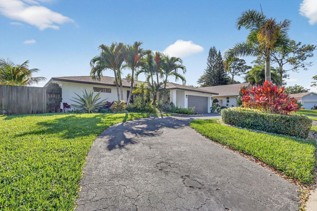 3876 Nw 8th St - Photo 3 of 50