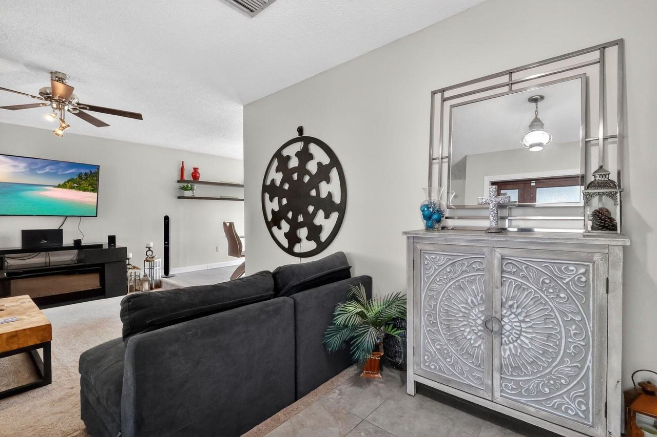 3876 Nw 8th St - Photo 5 of 50